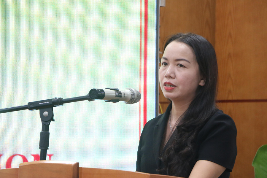 Bà Bùi Thị Thu Hằng - Trưởng Phòng GD&amp;ĐT Đan Phượng nhấn mạnh vai trò của công tác vệ sinh an toàn thực phẩm trong trường mầm non.