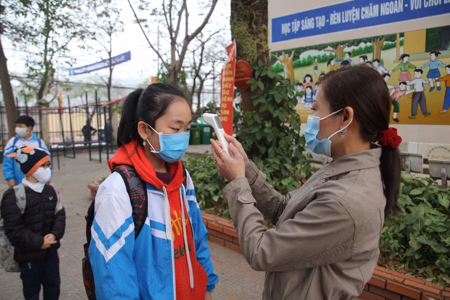 Đo thân nhiệt cho học sinh