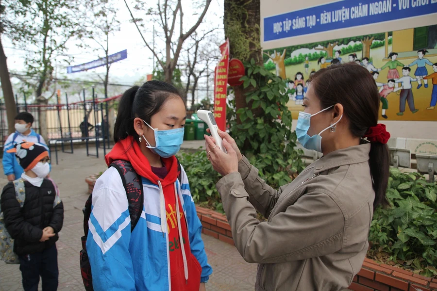 Đo thân nhiệt cho học sinh