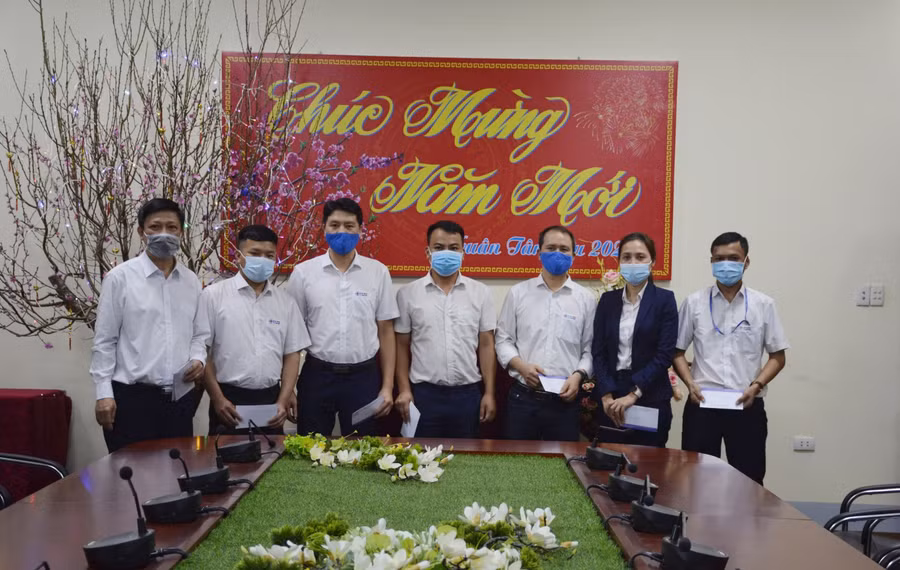 Ông Trần Đức Dũng (ngoài cùng bên trái) tặng quà, động viên cán bộ, công nhân viên trong đơn vị.