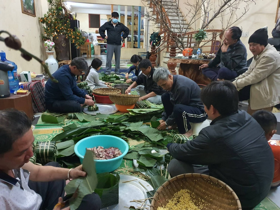 Gói bánh chưng để giới thiệu truyền thống ngày Tết