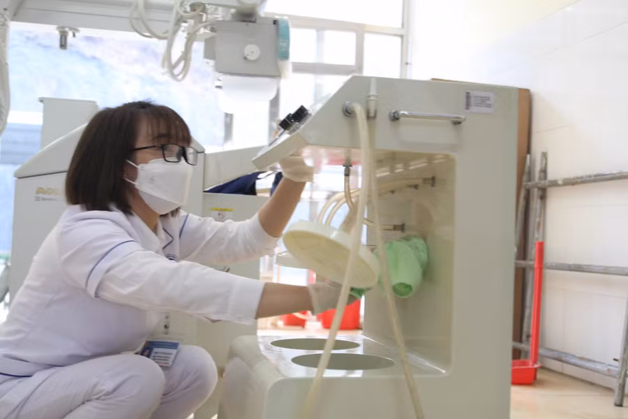 Vệ sinh thiết bị y tế, sẵn sàng điều trị.