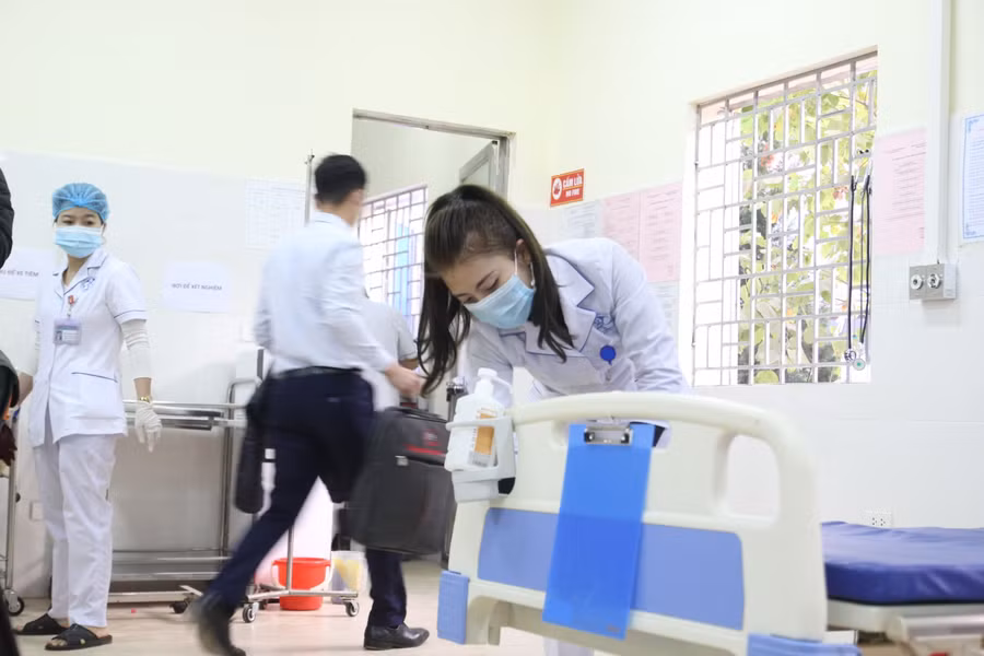 Các y, bác sỹ thực hiện các thao tác vệ sinh giường bệnh.