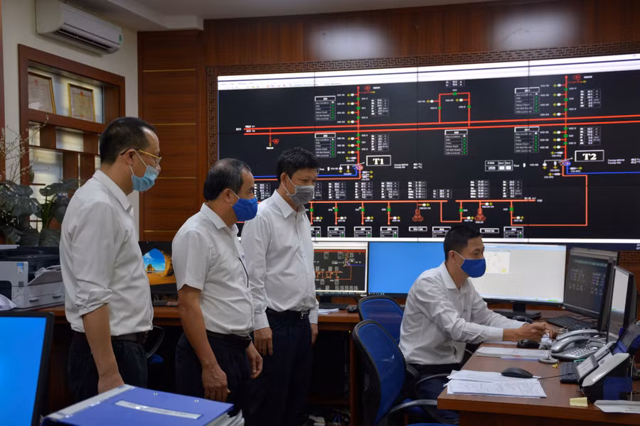 Lãnh đạo Công ty Điện lực Điện Biên kiểm tra hệ thống lưới điện.