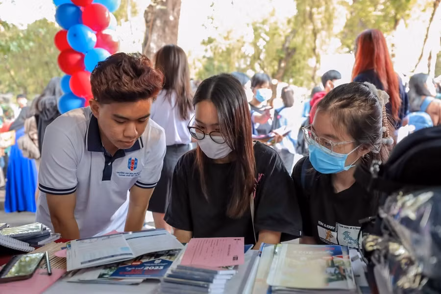 Tư vấn cho học sinh các thông tin tuyển sinh mới năm 2023 vào Trường ĐH Ngân hàng TPHCM.