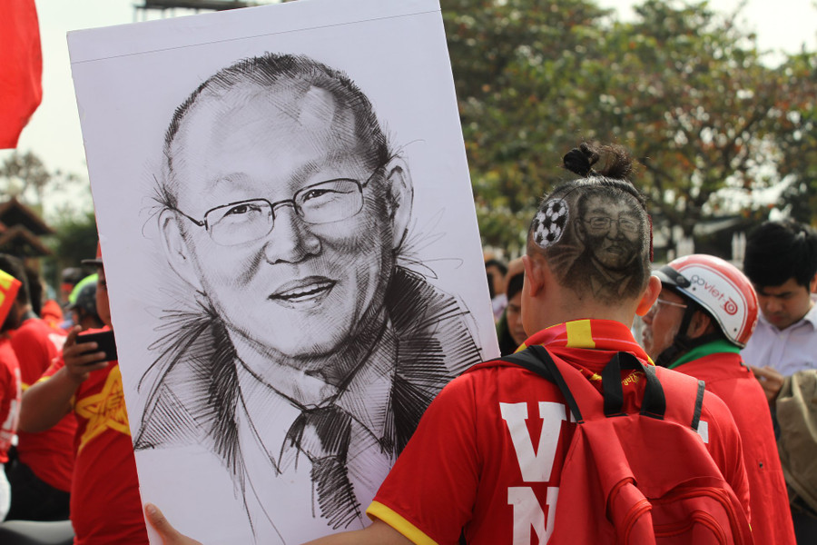 Hình ảnh tươi vui của HLV Park Hang-Seo theo cùng đoàn CĐV.