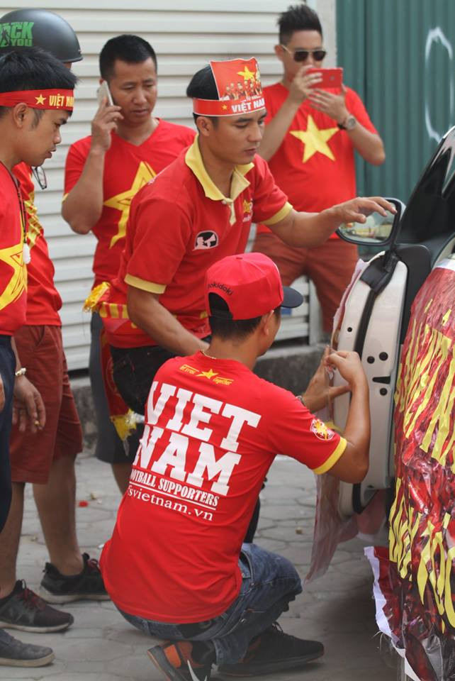 Các CĐV gấp rút chuẩn bị đạo cụ và phương tiện để lên đường cổ vũ.