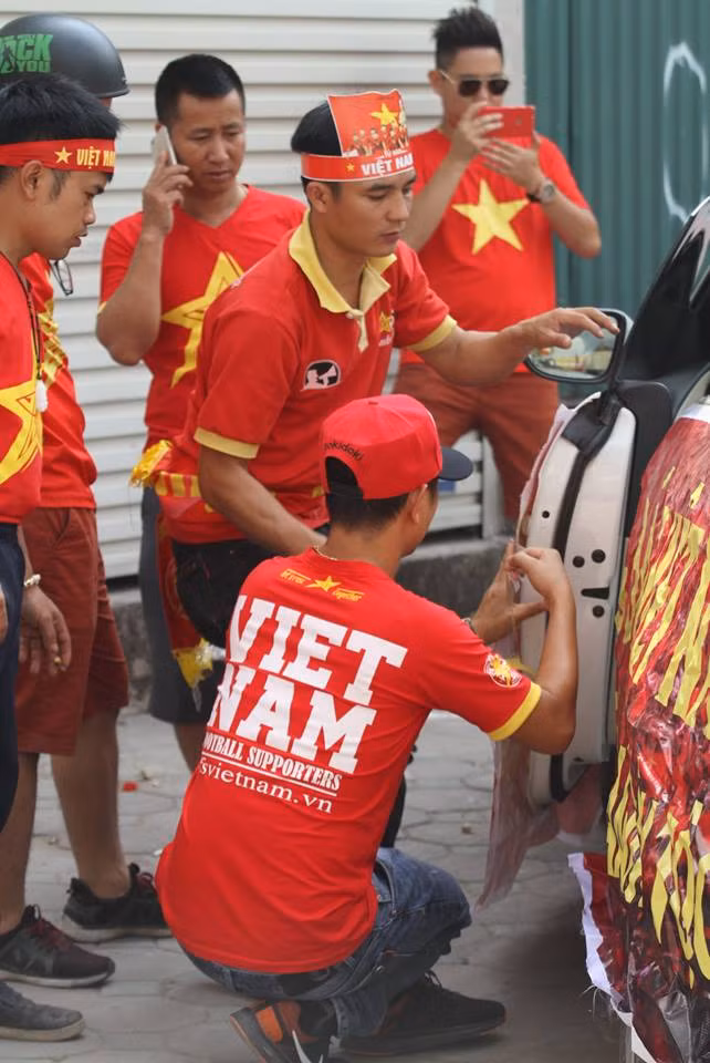 Các CĐV gấp rút chuẩn bị đạo cụ và phương tiện để lên đường cổ vũ.