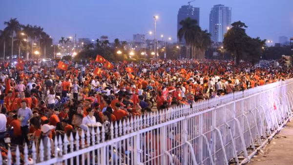 Cổ động viên vẫn tấp nập đổ về sân Mỹ Đình.