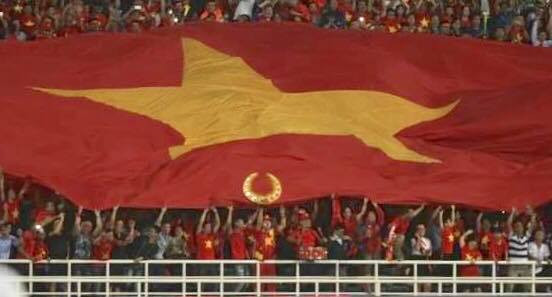 CĐV hò reo, vui mừng sau chiến thắng của ĐT Việt Nam.