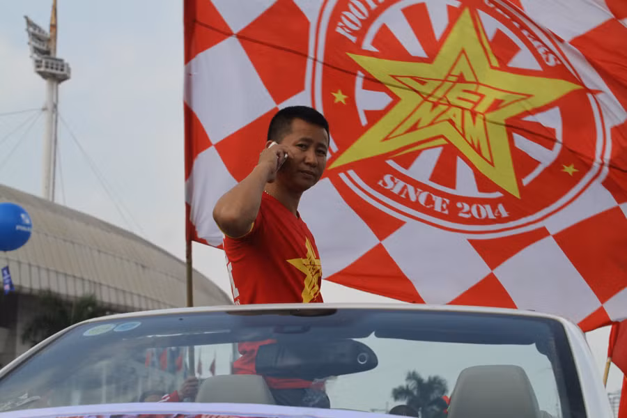 Theo lịch trình, dàn CĐV này sẽ di chuyển từ SVĐ QG Mỹ Đình tới khu vực hồ Hoàn Kiếm, qua Lăng Bác và trở về SVĐ QG Mỹ Đình để chuẩn bị vào sân cổ vũ.