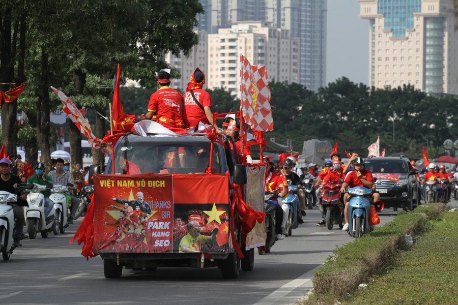 "Trước đây, mỗi khi hội CĐV diễu hành thường "dính dớp" đội tuyển thi đấu không tốt. Nhưng ở AFF Cup năm nay chúng tôi đã diễu hành ở trận đấu gặp Malaysia và Campuchia đội tuyển đều thắng vì vậy không có lý do gì để không thực hiện tiếp", ông Phan Đình Long chia sẻ thêm.