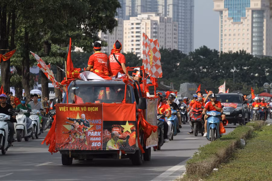 "Trước đây, mỗi khi hội CĐV diễu hành thường "dính dớp" đội tuyển thi đấu không tốt. Nhưng ở AFF Cup năm nay chúng tôi đã diễu hành ở trận đấu gặp Malaysia và Campuchia đội tuyển đều thắng vì vậy không có lý do gì để không thực hiện tiếp", ông Phan Đình Long chia sẻ thêm.