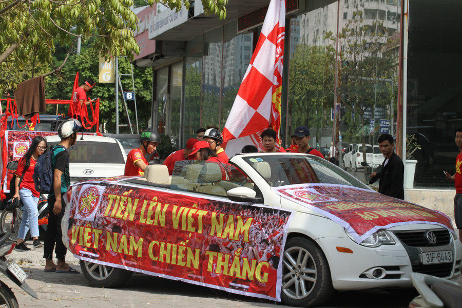 Từ hơn 14h hôm nay, trước cổng Sân vận động Quốc gia (SVĐ QG) Mỹ Đình, hàng trăm CĐV đội tuyển Việt Nam trang bị băng rôn, khẩu hiệu, cờ đỏ rợp trời, tổ chức diễu hành hâm nóng bầu không khí trước trận tái đấu của ĐT Việt Nam và ĐT Philippines.