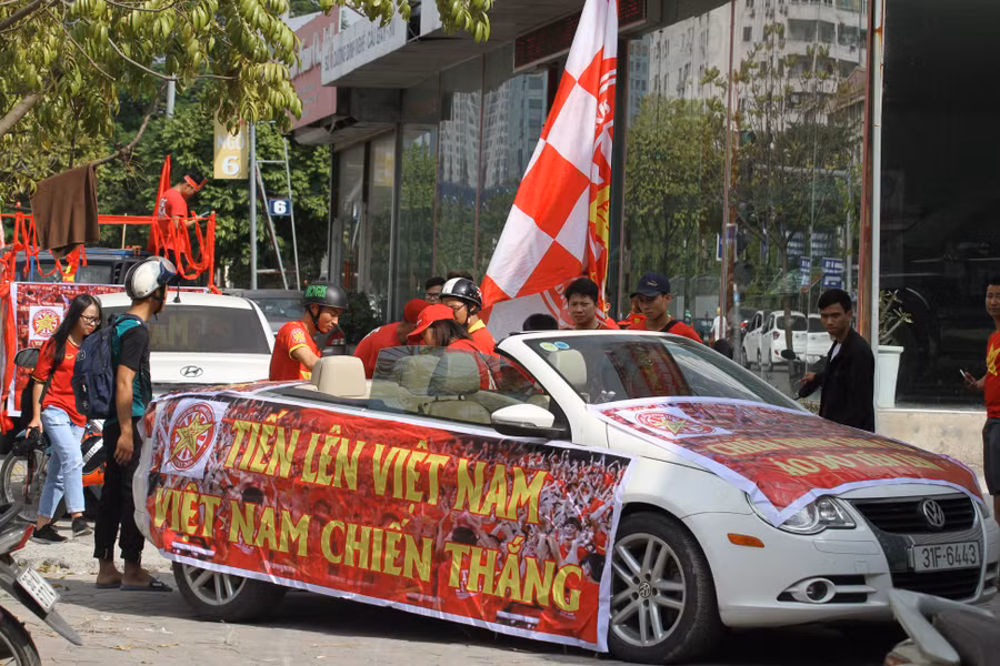Từ hơn 14h hôm nay, trước cổng Sân vận động Quốc gia (SVĐ QG) Mỹ Đình, hàng trăm CĐV đội tuyển Việt Nam trang bị băng rôn, khẩu hiệu, cờ đỏ rợp trời, tổ chức diễu hành hâm nóng bầu không khí trước trận tái đấu của ĐT Việt Nam và ĐT Philippines.