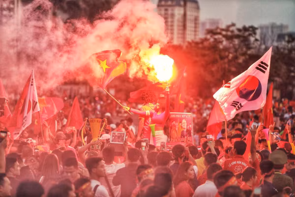 Các cổ động viên Việt Nam khuấy động không khí bên ngoài sân Mỹ Đình.