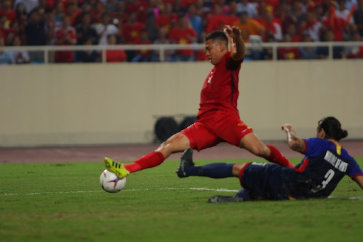 Anh Đức lao người đệm bóng nhưng hậu vệ Philippines đã kịp lao người phá bóng giải vây, cứu thua cho đội khách. Ảnh: Trí Anh.