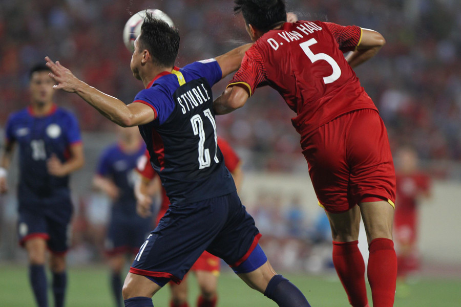 Những pha tranh chấp quyết liệt của cầu thủ hai đội. Ảnh: Trí Anh.