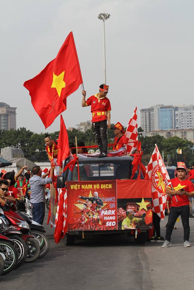 Trả lời PV của báo chí, chủ tịch Hội CĐV VFS Miền Bắc - ông Phan Đình Long cho biết: "Trước khi lên đường diễu hành, BĐH đã yêu cầu các thành viên đảm bảo an toàn giao thông, không bấm còi gây mất trật tự an ninh và di chuyển theo hàng ngũ đã được sắp xếp sẵn".