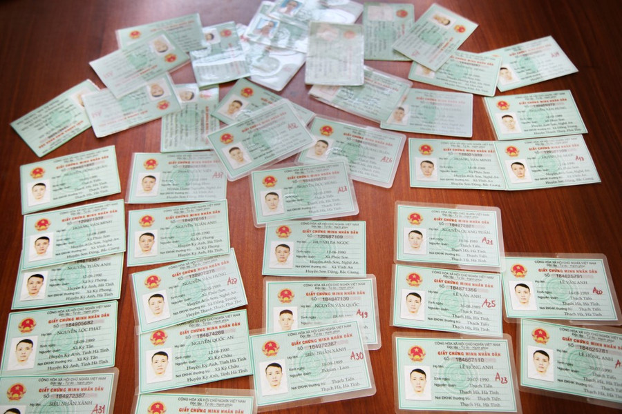 Số CMND thu giữ tại nhà của Tuấn và Huy. (Ảnh: CANA) Số CMND thu giữ tại nhà của Tuấn và Huy. (Ảnh: CANA)