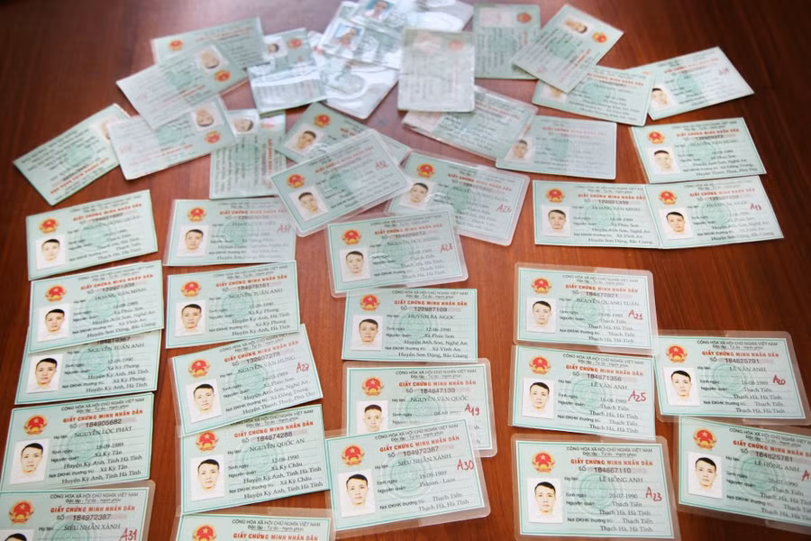 Số CMND thu giữ tại nhà của Tuấn và Huy. (Ảnh: CANA)