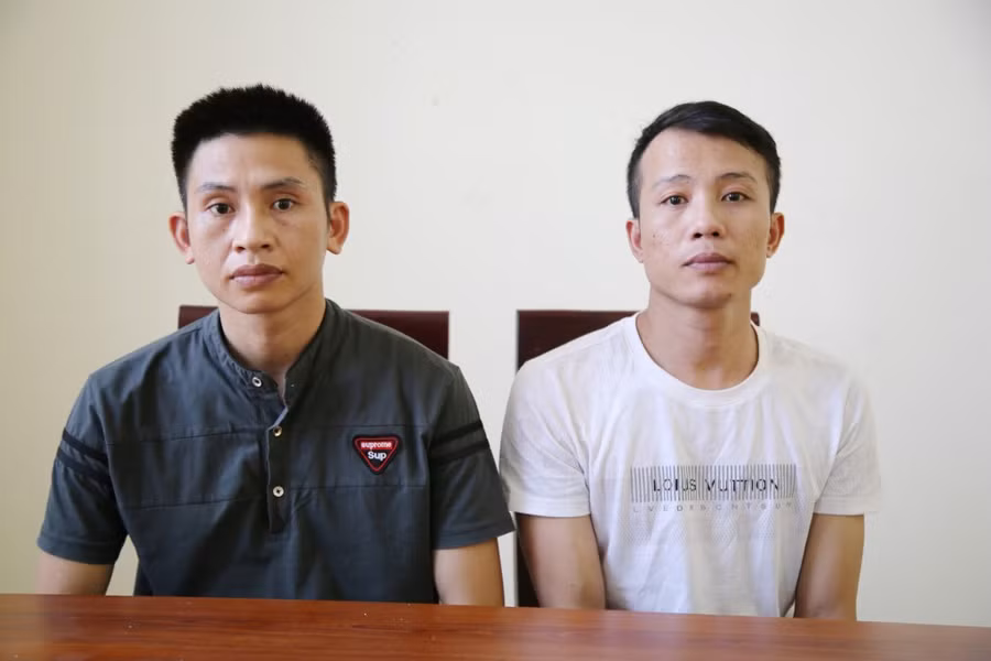 Võ Trọng Huy và Nguyễn Thế Tuấn tại cơ quan điều tra. (Ảnh: CANA)