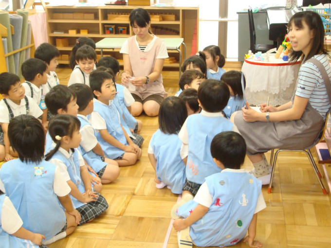 Giáo viên cũng như cha mẹ Nhật Bản quan chú trọng xây dựng mối quan hệ tốt với những đứa trẻ. chang-danh-mang-giao-vien-mam-non-nhat-ban-uon-nan-tre-bang-cach-noi-diu-dang