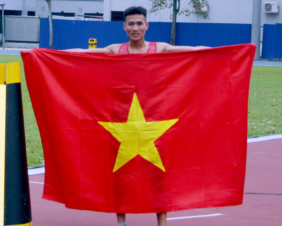 Lê Tiến Long - vận động viên đã giành được 2 huy chương vàng ở nội dung 3000m và 1.500m Lê Tiến Long - vận động viên đã giành được 2 huy chương vàng ở nội dung 3000m và 1.500m