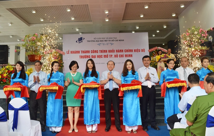 Đại diện Bộ GD&ĐT, Ban giám hiệu Trường Đại học Mở TPHCM cắt băng khánh thành Khối nhà hiệu bộ