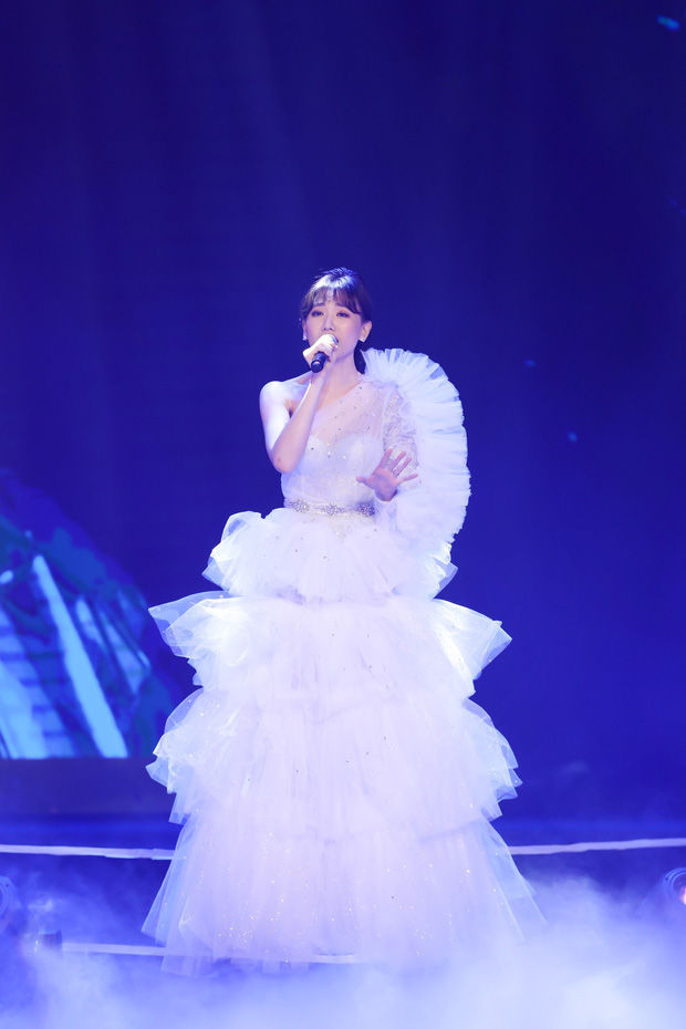 Hari Won tiết kiệm cho Trấn Thành khối tiền khi làm điều này ảnh 1 Hóa công chúa trên sân khấu, người đẹp chinh phục fan với chiếc váy lộng lẫy, xếp tùng xòe nổi bật.