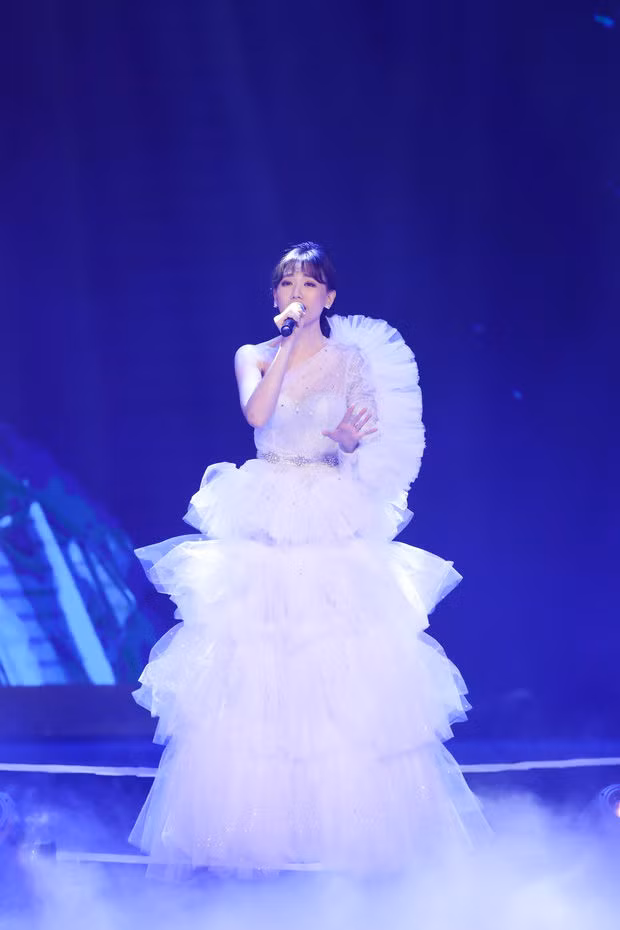 Hóa công chúa trên sân khấu, người đẹp chinh phục fan với chiếc váy lộng lẫy, xếp tùng xòe nổi bật.