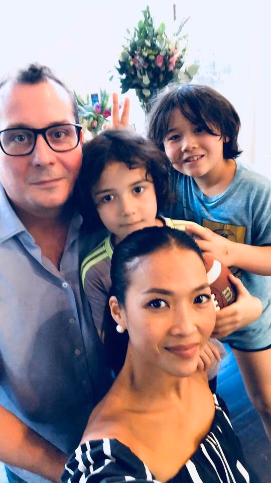 Hiện tại, cô đã định cư nước ngoài cùng chồng con. 