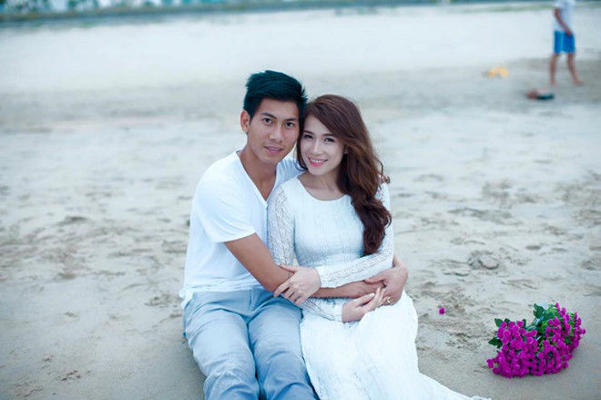 Tuấn Mạnh hạnh phúc bên bà xã xinh đẹp.