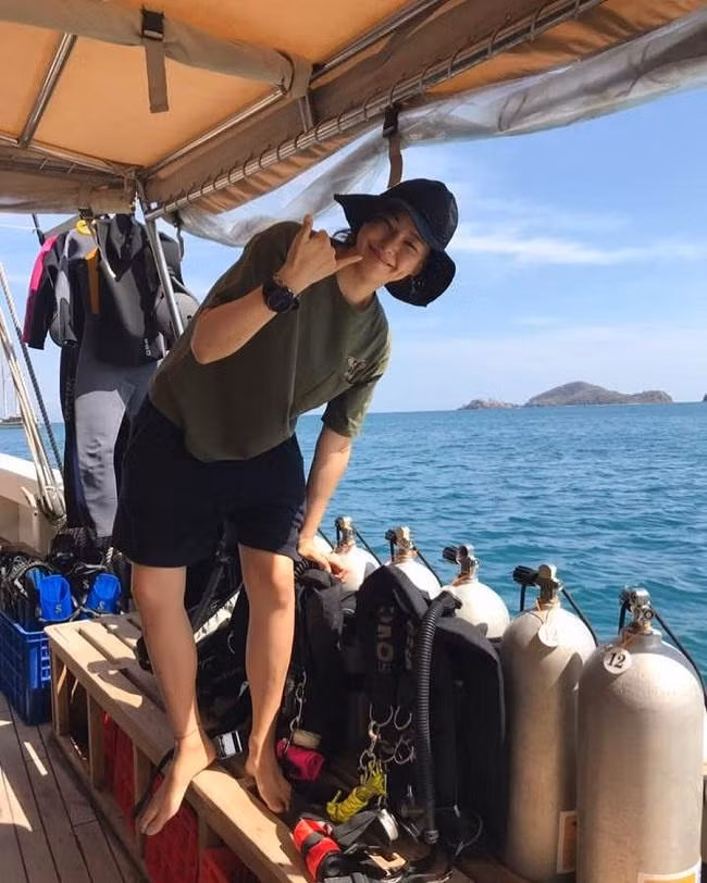 Áo thun, quần lửng như đàn ông của Honey Lee trong một chuyến đi lặn , hình ảnh này khiến khán giả có cảm tình với người đẹp rất nhiều vì không son phấn trông cô vẫn rất xinh đẹp