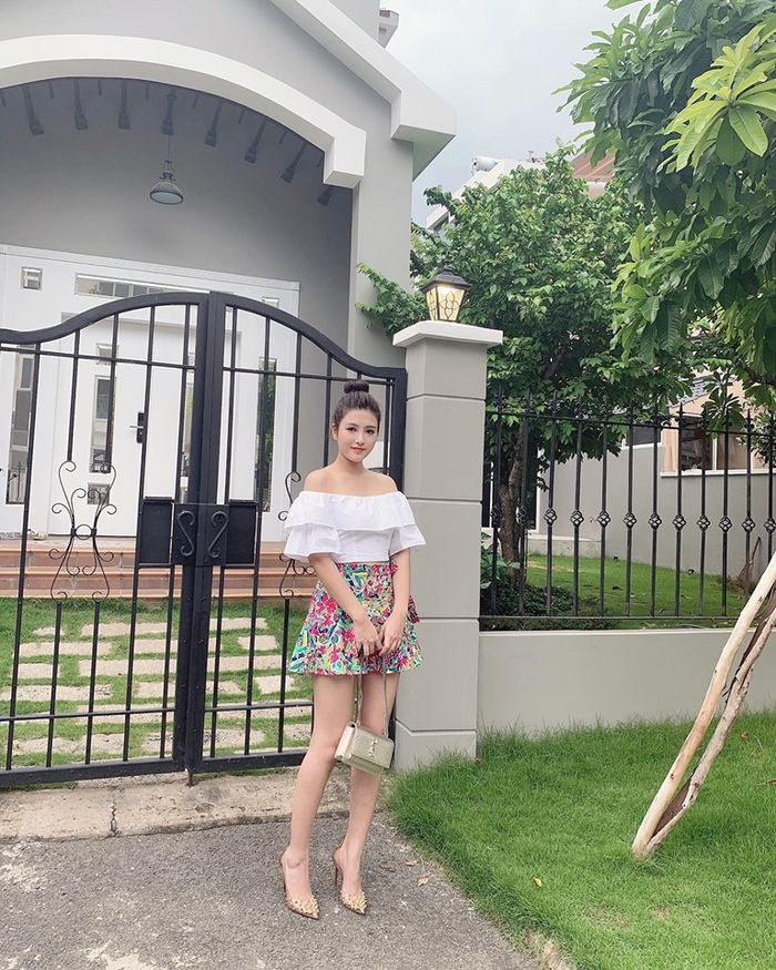 Cô em gái xinh đẹp của Huyền Baby khoe tậu xế xịn 2 tỷ đồng ở tuổi 24 ảnh 4 Cô em gái xinh đẹp, sang chảnh của Huyền Baby khoe tậu xế xịn 2 tỷ đồng ở tuổi 24 ảnh 3