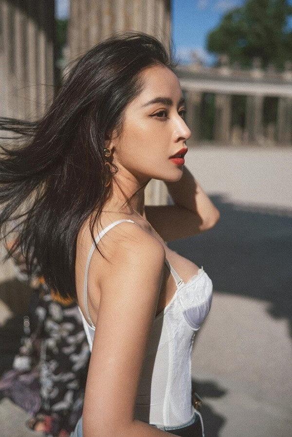 Bị chê “vẫn hát dở tệ như ngày đầu” nhưng nhan sắc của Chi Pu ngày càng nổi bật ảnh 2 Vẫn bị nhận xét hát dở tệ như ngày đầu nhưng nhan sắc của Chi Pu lại ngày một lên hương