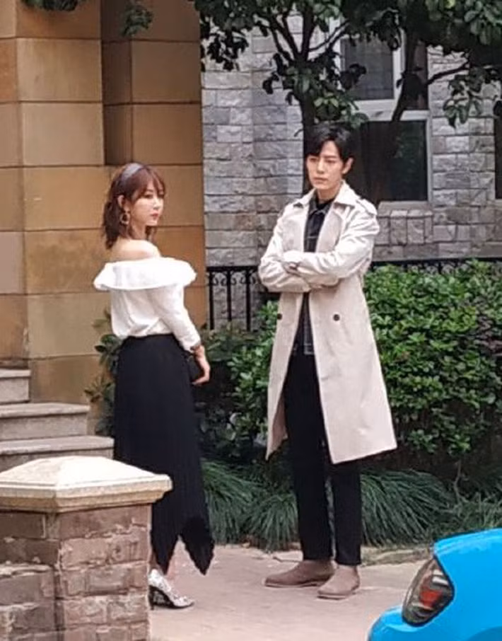 Vào vai nữ sinh viên, Dương Tử lại bị chê ăn mặc già nua như mẹ của nam chính khi sánh đôi với Tiêu Chiến - Ảnh 4. Vào vai nữ sinh viên, Dương Tử lại bị chê ăn mặc già nua như mẹ của nam chính khi sánh đôi với Tiêu Chiến - Ảnh 4.