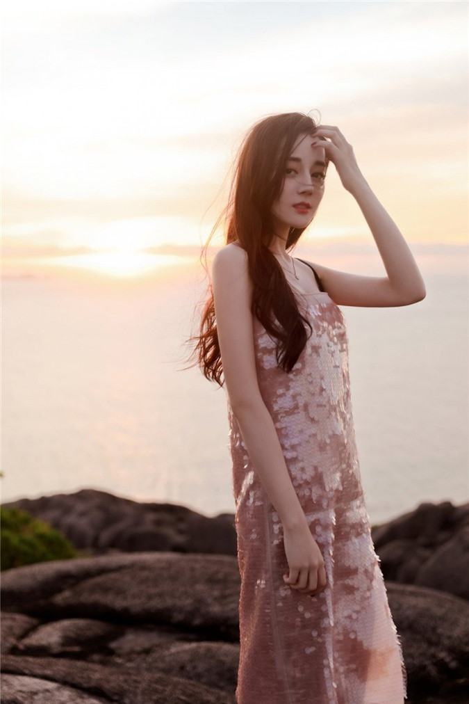 Chiêm ngưỡng vóc dáng “cực phẩm” của mỹ nhân Tân Cương Địch Lệ Nhiệt Ba ảnh 7 Dich Le Nhiet Ba va nhung lan hiem hoi ho bao khien fan phat sot hinh anh 7