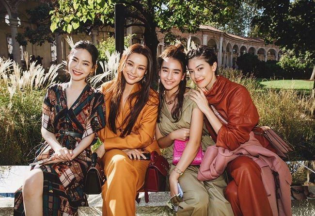 Trong khung hình chụp với khách mời tại show thời trang có thể thấy rằng Hoa hậu Hàn Quốc 2006 đẹp lấn át và nổi bật nhất