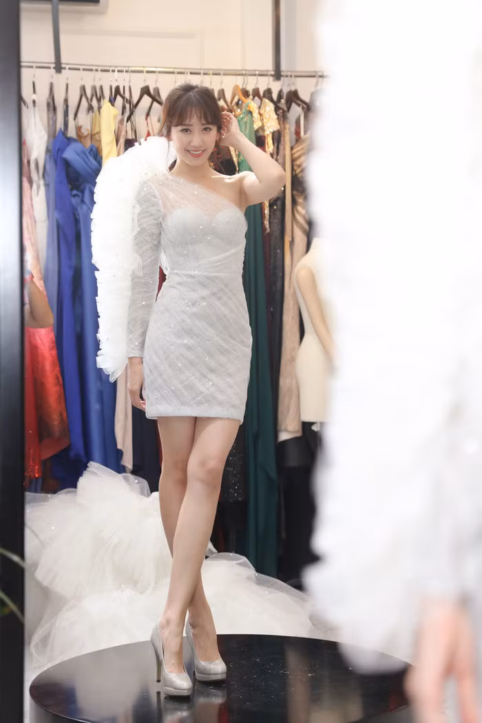 Bộ cánh không chỉ đảm bảo sự nổi bật trên sân khấu mà còn tôn dáng, khoe được làn da trắng ngần, đôi chân dài không tì vết của “bà xã Trấn Thành”.