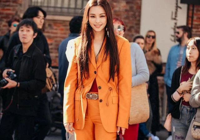 Set đồ suit cam thanh lịch mà Honey Lee mặc “gây sốt” tại MIlan Fashion Week thu hút đám đông. 