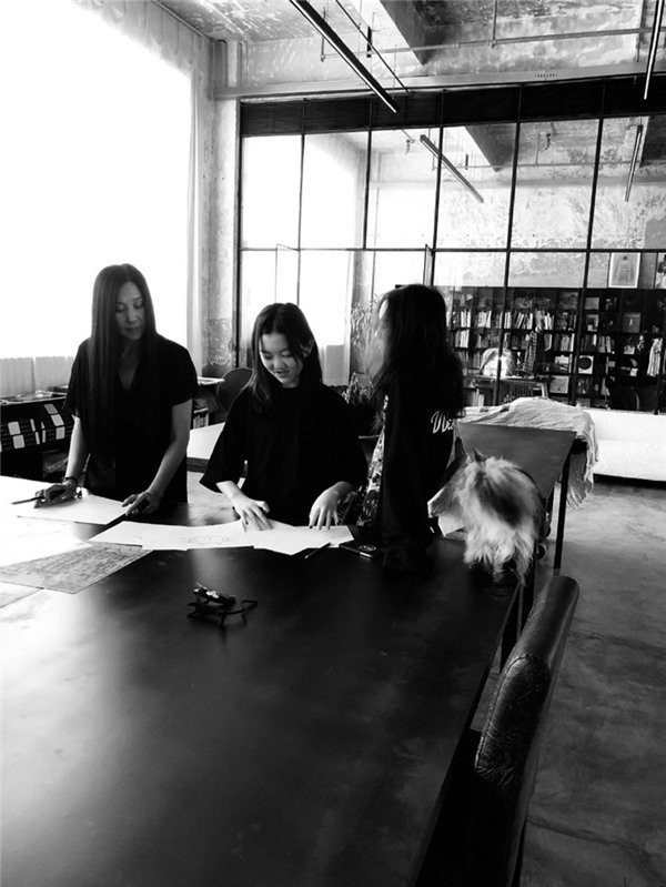 Con gái Lý Á Bằng - Vương Phi chia sẻ cuộc sống trong ngôi trường quý tộc ở Thụy Sỹ ảnh 4 khong co bo me ben canh, co con gai ho ham ech cua ly a bang gio song ra sao? - 6