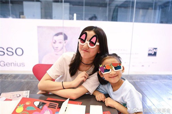 Con gái Lý Á Bằng - Vương Phi chia sẻ cuộc sống trong ngôi trường quý tộc ở Thụy Sỹ ảnh 2 khong co bo me ben canh, co con gai ho ham ech cua ly a bang gio song ra sao? - 4