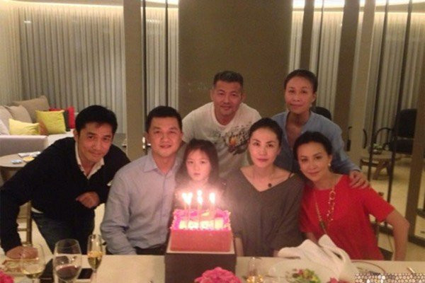 Con gái Lý Á Bằng - Vương Phi chia sẻ cuộc sống trong ngôi trường quý tộc ở Thụy Sỹ ảnh 7 khong co bo me ben canh, co con gai ho ham ech cua ly a bang gio song ra sao? - 9