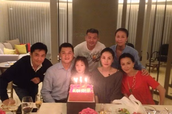 Con gái Lý Á Bằng - Vương Phi chia sẻ cuộc sống trong ngôi trường quý tộc ở Thụy Sỹ ảnh 7 khong co bo me ben canh, co con gai ho ham ech cua ly a bang gio song ra sao? - 9