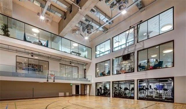 Con gái Lý Á Bằng - Vương Phi chia sẻ cuộc sống trong ngôi trường quý tộc ở Thụy Sỹ ảnh 1 khong co bo me ben canh, co con gai ho ham ech cua ly a bang gio song ra sao? - 3