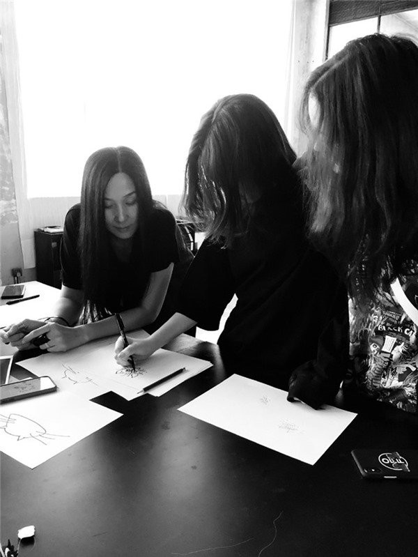 Con gái Lý Á Bằng - Vương Phi chia sẻ cuộc sống trong ngôi trường quý tộc ở Thụy Sỹ ảnh 3 khong co bo me ben canh, co con gai ho ham ech cua ly a bang gio song ra sao? - 5