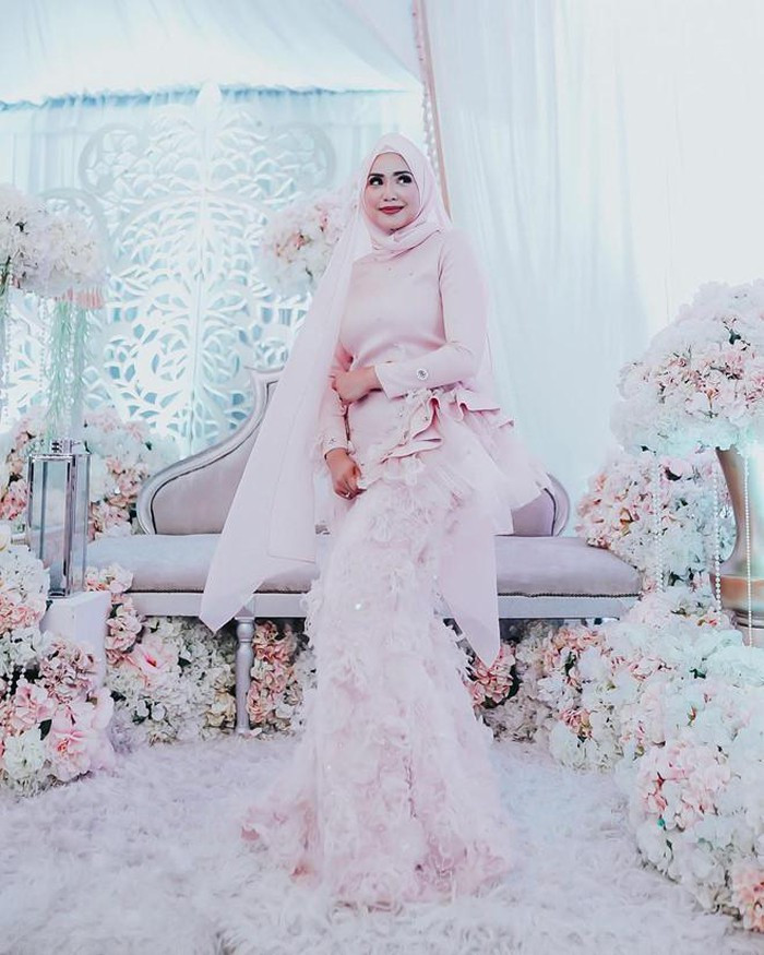 Dàn bạn gái và vợ toàn MC, diễn viên, người mẫu của đội tuyển Malaysia ảnh 13