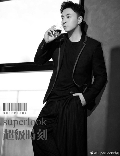 Gần đây, Thích Tiểu Long đã nhận lời chụp hình cho tạp chí SuperLook. Trong loạt ảnh mới được hé lộ nam diễn viên 31 tuổi nổi bật với trang phục thời thượng khoe vẻ ngoài nam tính, lịch lãm. Thích Tiểu Long tiết lộ anh sẽ trở lại showbiz với nhiều dự án đáng chú ý. Gần đây, Thích Tiểu Long đã nhận lời chụp hình cho tạp chí SuperLook. Trong loạt ảnh mới được hé lộ nam diễn viên 31 tuổi nổi bật với trang phục thời thượng khoe vẻ ngoài nam tính, lịch lãm. Thích Tiểu Long tiết lộ anh sẽ trở lại showbiz với nhiều dự án đáng chú ý.