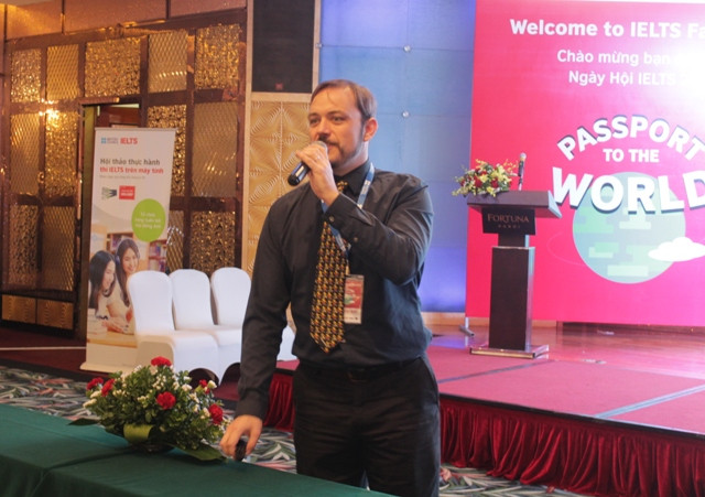 Ông Evan Simpson - Chuyên gia khảo thí, Hội đồng Anh khu vực Đông Á chia sẻ tại sự kiện.